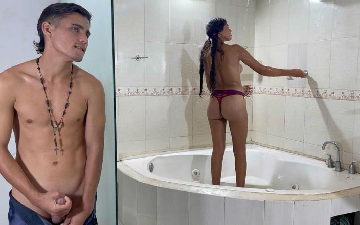 SOFIAYRIKY: Je me cache dans la douche de ma demi-sœur timide...