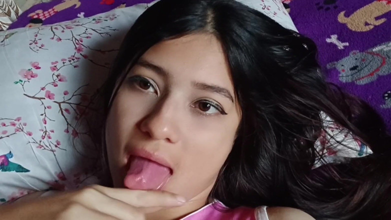 Yuli and tony: College-mädchen berührt ihre köstliche muschi lecker
