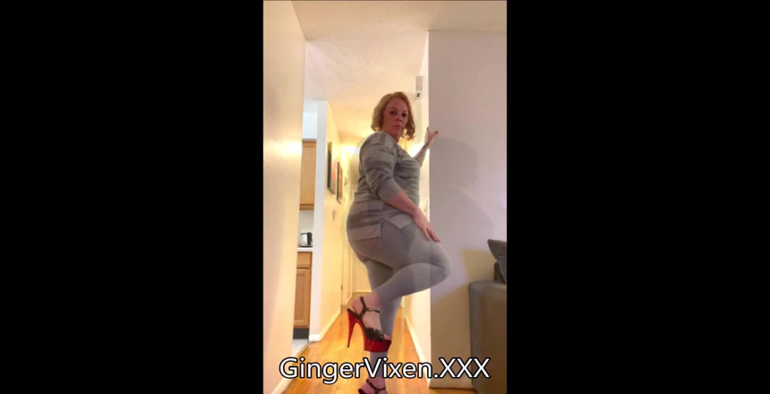 GingerVixen.XXX: Practicant de mers pe jos în aceste tocuri cur înalt înainte de filmare...
