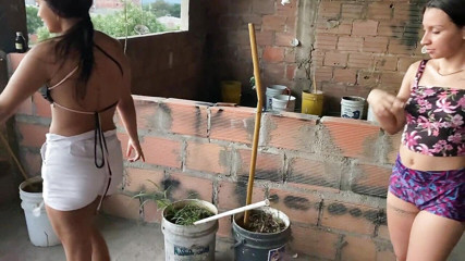 DAYANNA: J'aide ma demi-sœur à faire les corvées du jardin