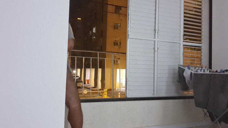 Ilovetobenaked: 看着外面，无底，希望被抓住