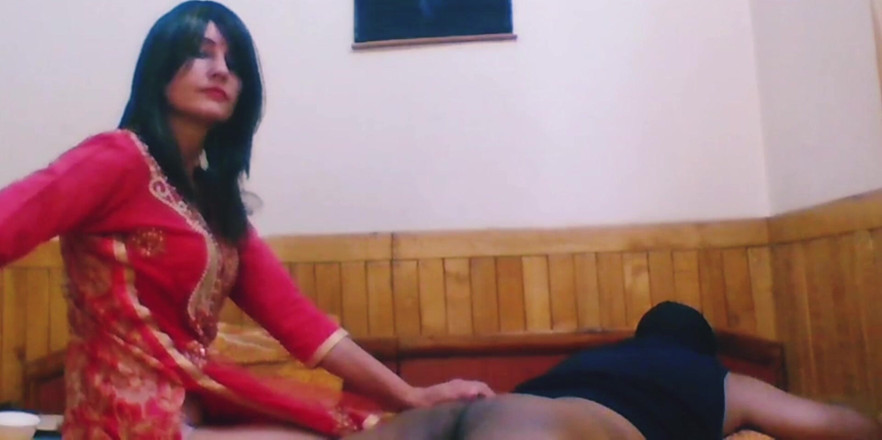 Bolly Karma: Ragazza timida sensualmente e appassionatamente muovendo le mani su di...