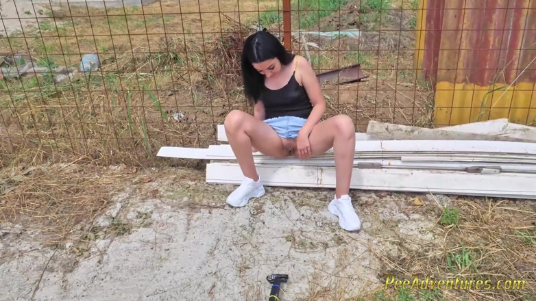 Pee Adventures: Une brune sexy ouvre les cuisses et fait pipi sur...