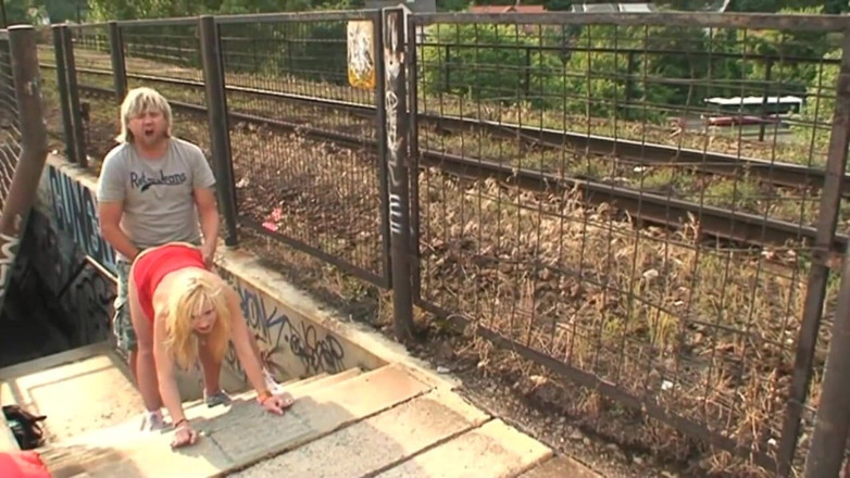Out Sexxx: Une blonde sexy se fait à peine baiser dans la nature !