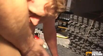 Gay Diaries: Cara com chapéu fode seu amigo cu enquanto um cara...