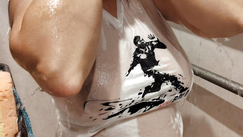 Emma_Alex: Gata de camiseta molhada