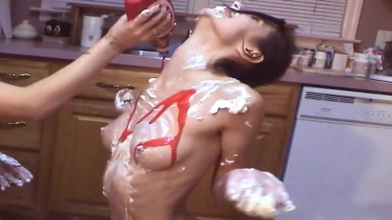BANGORA RETRO CLUB: Ragazze in cucina gocciolano panna montata e salsa ovunque