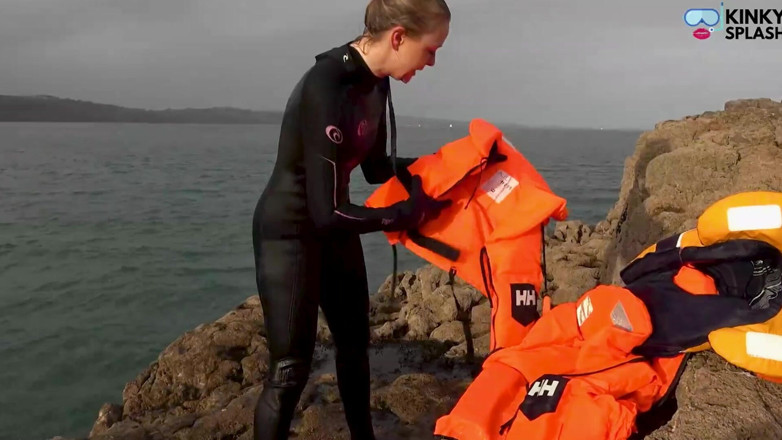 UKCuteGirl Lucy Lauren: Combinaison de plongée et gilets de sauvetage, comparaison de la...