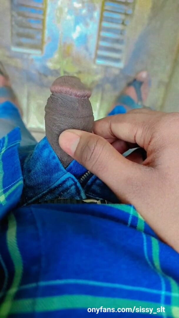 Sissy Slut Simran: Drobný čůrák bliká a chčije, venku a doma