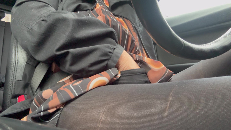 Step Mommy: 优雅的继母穿着紧身衣和漂亮的礼服开车到办公室