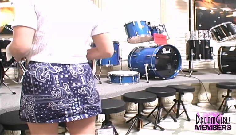 Dream Girls: Mindys, gros seins et chatte dans un magasin de musique