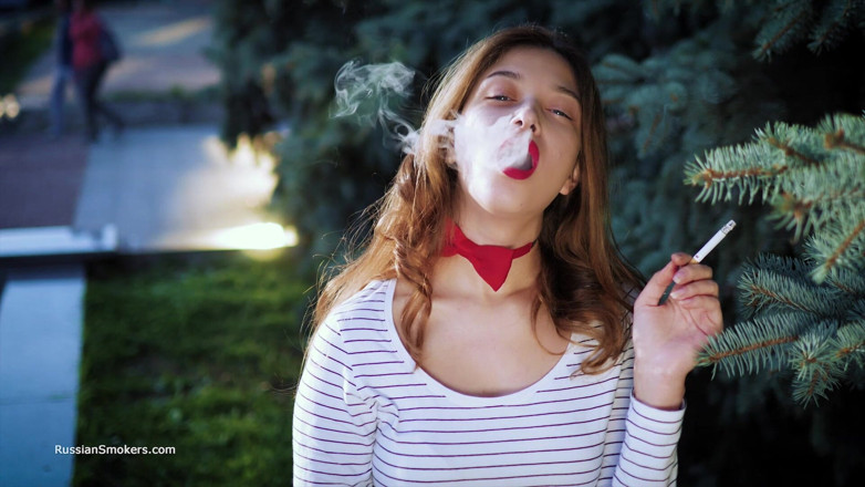 Russian Smokers: Une Russe sensueuse fume une cigarette par vagues