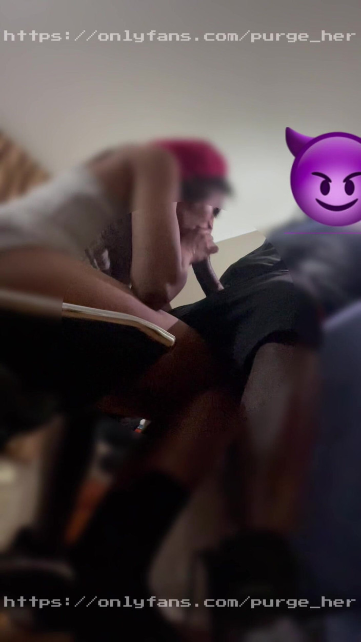 Purge_her: Emo-schlampe Arbeitet Hart Für Einen Cumshot
