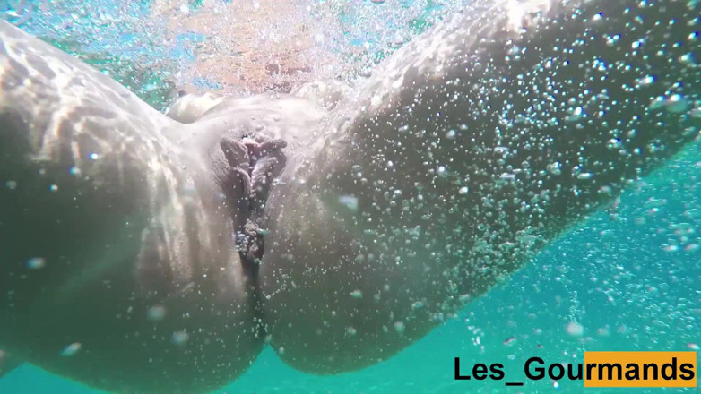 Les Gourmands: 熟女運指と猫食べるでギリシャの海