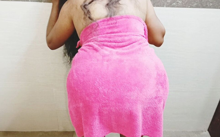 Telugu honey lips: Sexe indien dans la salle de bain en levrette.dirty talk...