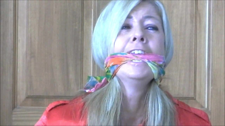 Selfgags classic: Выбор мачехи: Какой кляп использовать на моей проказливой падчерице? (эпизод 1 из 2)