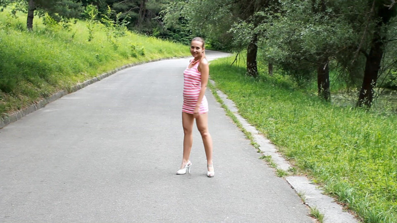 Dirty fantasy: Mi eccito passeggiando al parco e mi masturbo la figa...