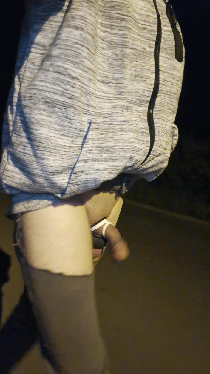 kinkygaynudist: Homo naakt met penisplug