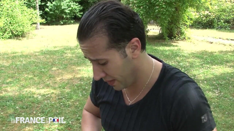 Papy Viewer: O femeie țâțoasă cu părul scurt îl ajută pe șoferul de taxi să...