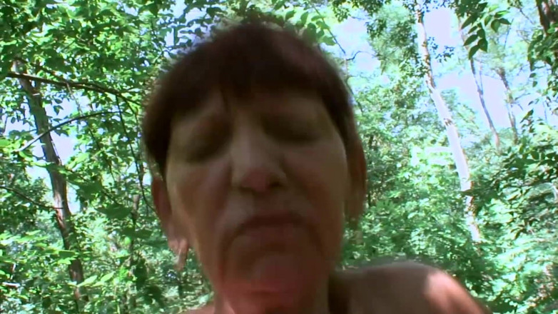 Mature Climax - 100% Mature Videos: Perfektes picknick mit geiler oma