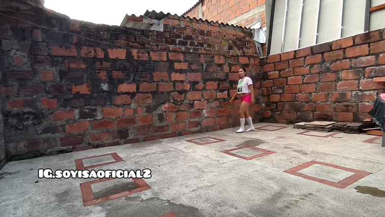 Isabel: Sujo minhas meias no quintal