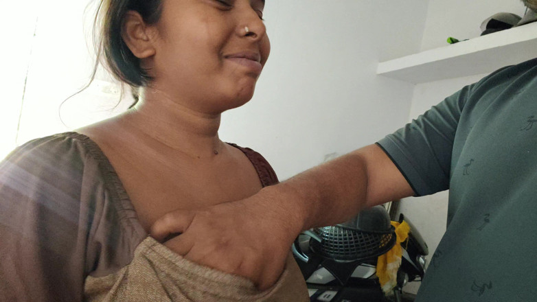 Premi pooja: Pomalu jsi políbil Bhabhiho prsa a Bhabhi se stal šťastným.