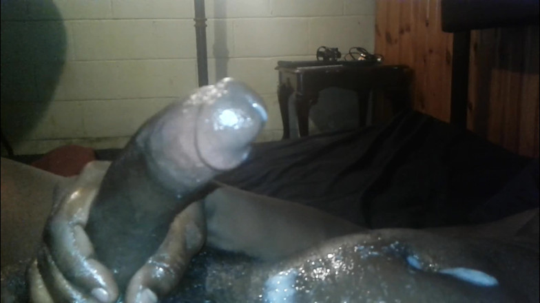 Big black cock BBCee: Accarezzo lentamente il mio enorme cazzo nero sborrando così forte