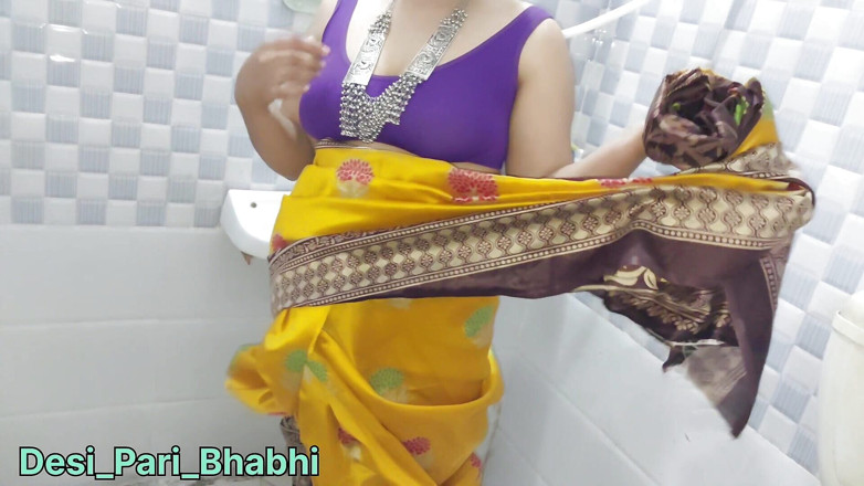 Desi Pari Bhabhi: Văzând-o făcând baie într-un sari galben am intrat în baie și am futut-o...