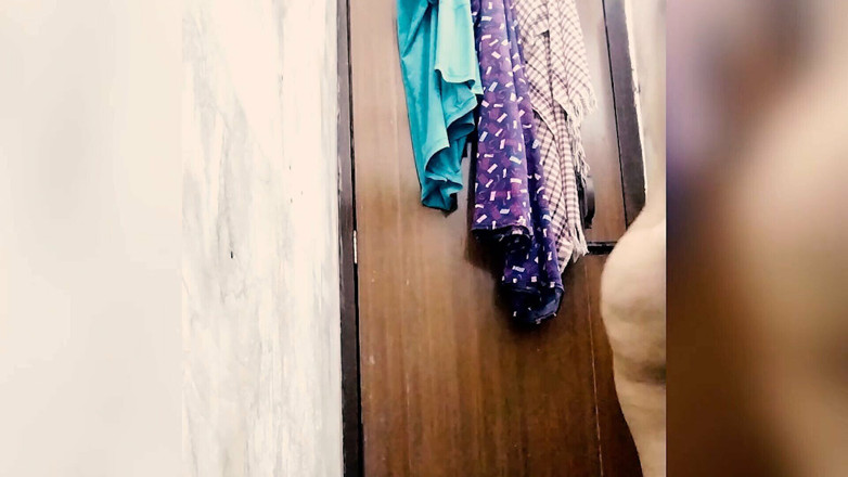 Riyathakur: Hindi ljudhistoria med Desi Young Bhabhi