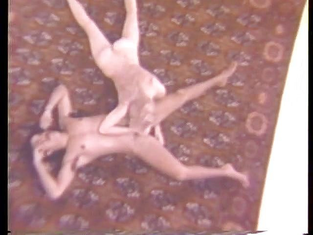 Vintage Usa: Блондинка з волохатою пиздою зрадлива дружина смокче і трахає свого чорношкірого чоловіка (на відео немає звуку, крім музики)