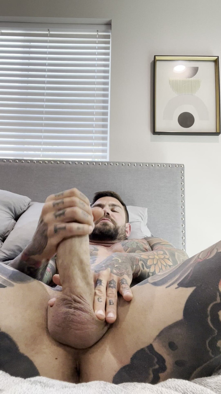 Juan Lucho Gay: 잘생긴 스페인 남자가 화를 낸다