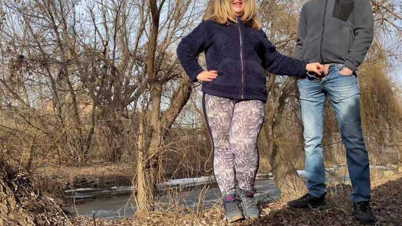 OurFetishLife: Ma belle-mère en legging tient doucement ma bite pendant la...