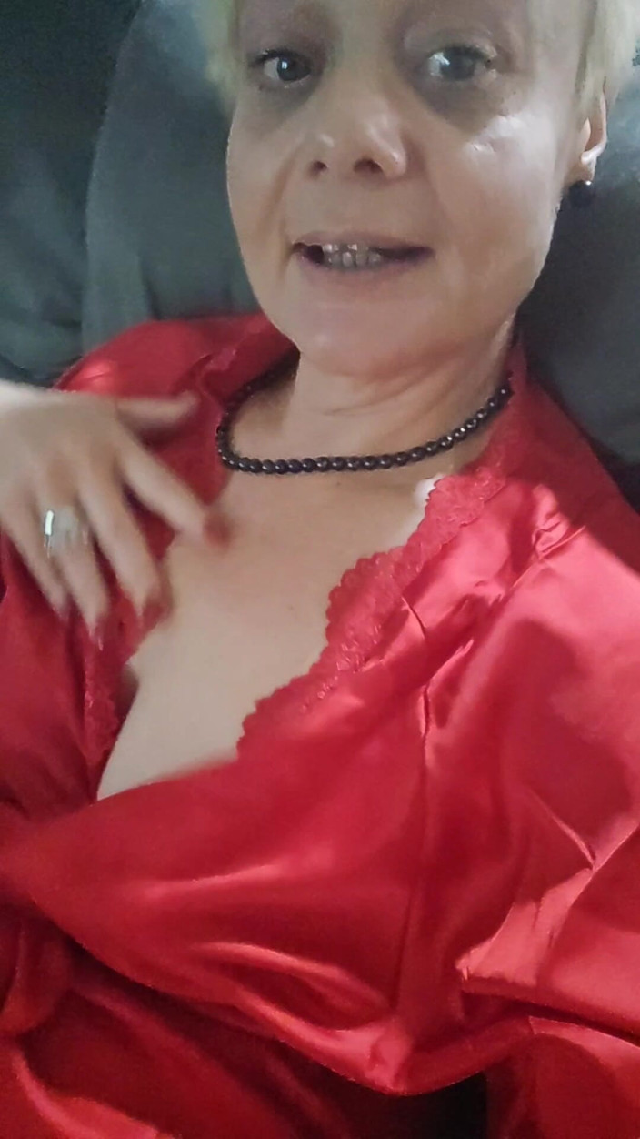 Sofy13: În halatul meu de mătase îmi mângâi pizda umedă
