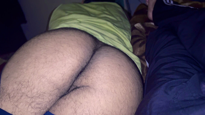 Desi__Panda: 한밤중에 의붓아빠의 큰 엉덩이 터치