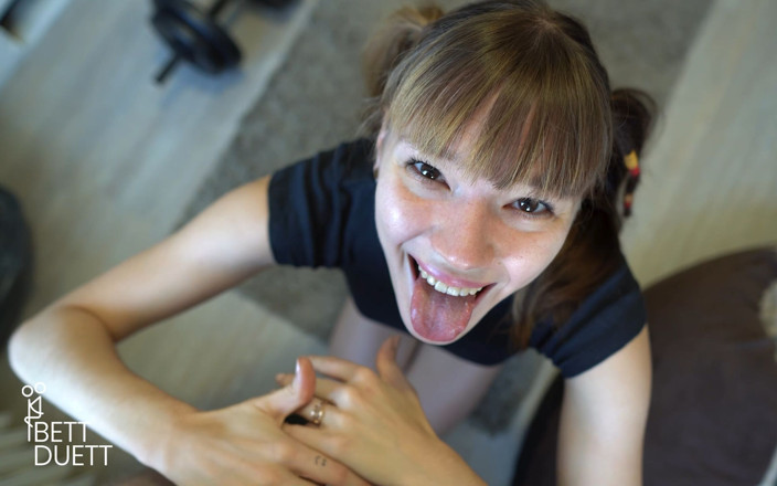 BettDuett: Une petite amie mignonne taille une pipe avec une éjaculation énorme !
