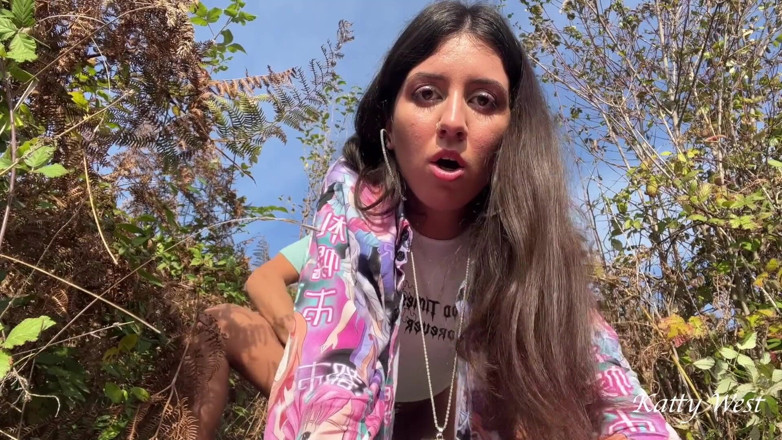 Katty West: 在灌木丛里抓到一个正在撒尿的女孩，把她带到山上做爱