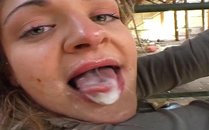 Genuine XXX: Si jalang blonde bertetek besar bertahan dengan kongkek kasar dan...