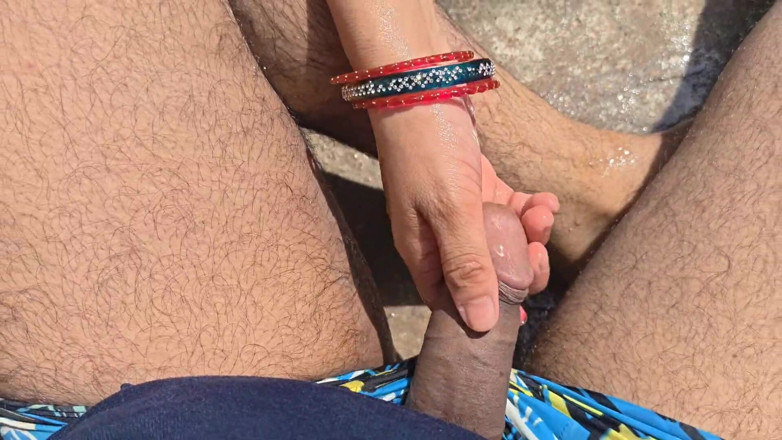 Sexy baby girl: Šukání švagrové, zatímco ona myje oblečení na poli