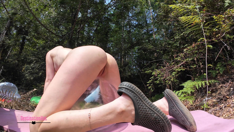 Destination Kat: Yoga des couilles claires dans la nature