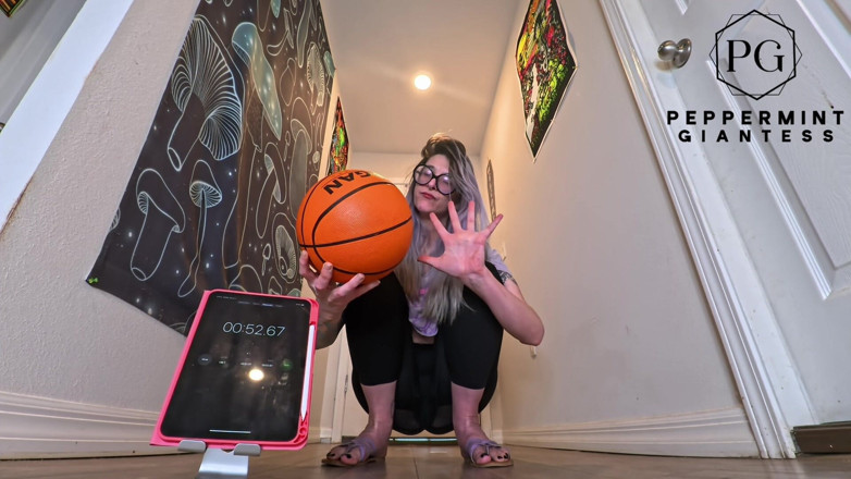 Peppermint Giantess: 6'7 Wysoka bogini jednoręczna koszykówka trzymać wyzwanie Jak długo mogą...