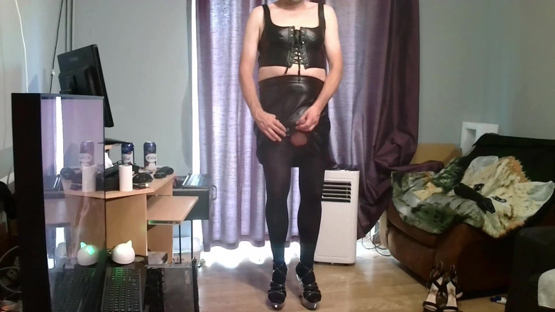 Maninboots: Maninboots acabando con un juguete anal pulsante