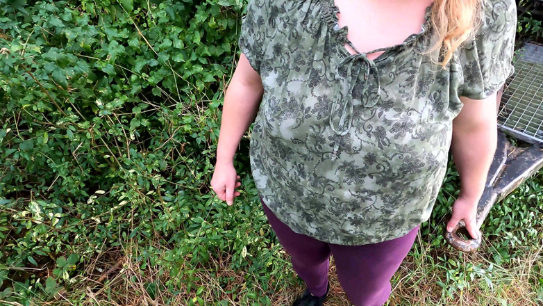 Bouncy Tits Action: Đánh đòn vào mông và vú trần trụi của cô ấy ở nơi...