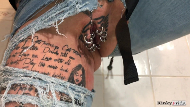 Dominatrix Frida: Compilation de pisse - fille percée et tatouée - pantalon en train...