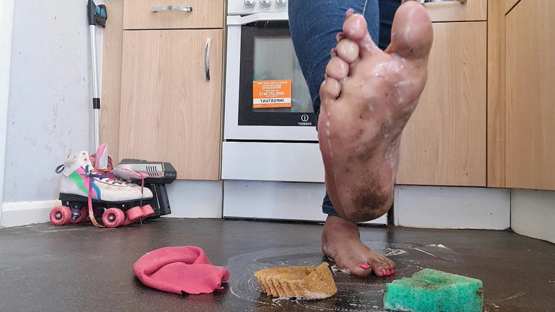 Simp to my ebony feet: Чистим пол грязными ступнями