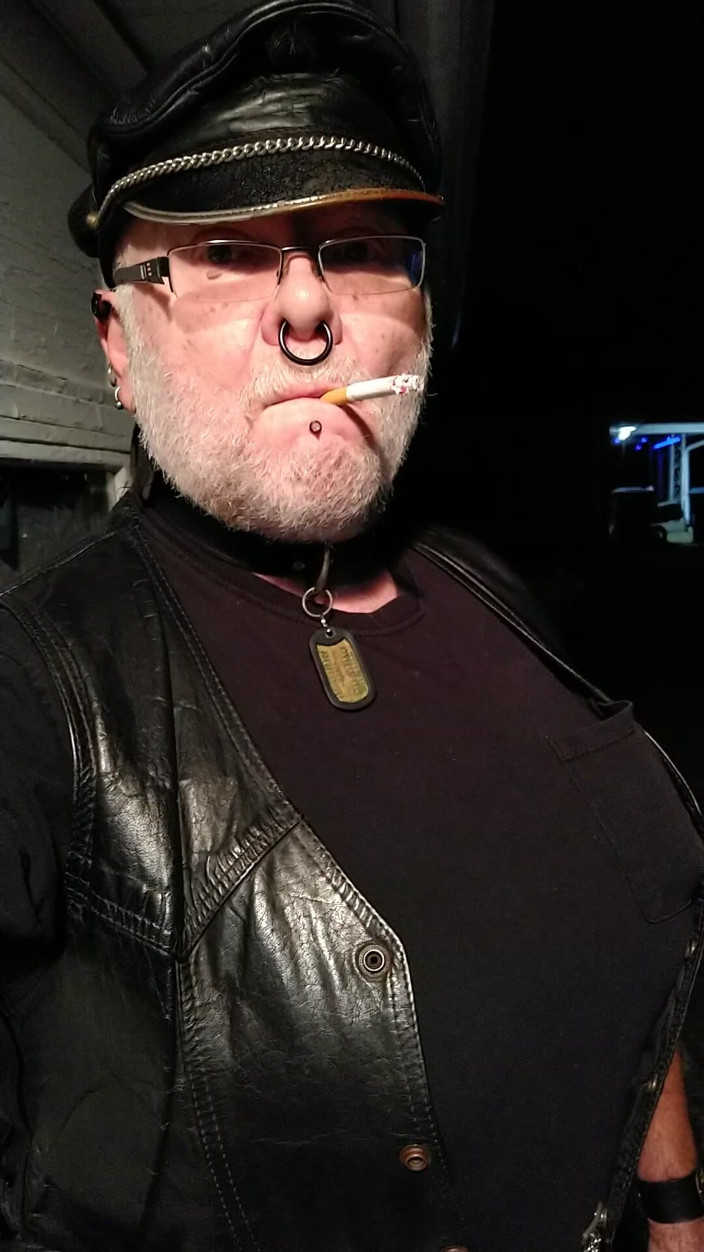 Leather biker Gena: 女主人 Leatherbikergena 在户外抽烟