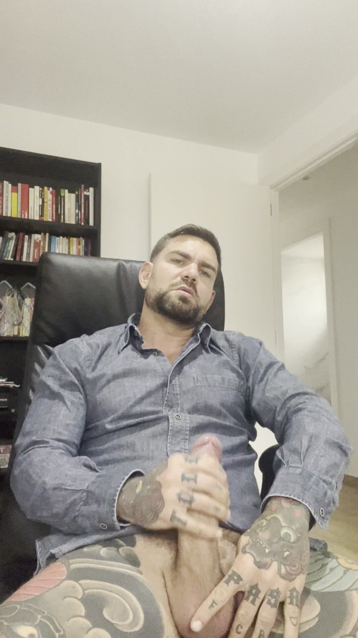 Juan Lucho Gay: Ich Masturbiere Nur Mit Meiner Kleidung an