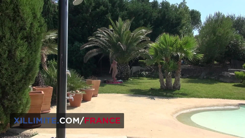 Made In France: Mya l'exhibitionniste séduit Lorenzo autour de la piscine