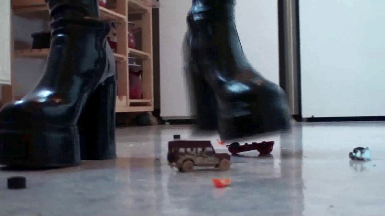 Foot Girls: Menghancurkan truk mainan kecil