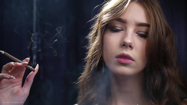 Russian Smokers: Bruneta de 19 ani fumează țigară de 100mm