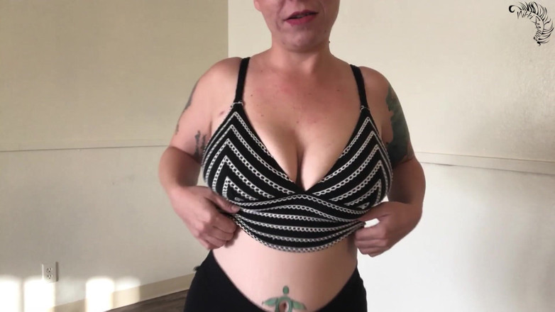 Nikki's Fetishes: Je fais rebondir mes seins dans un soutien-gorge de sport